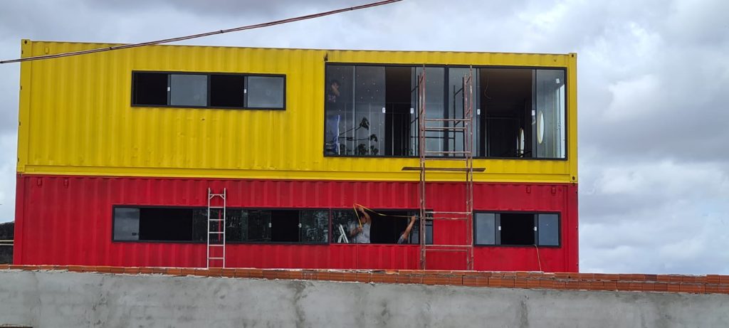 Projeto container Prédio comercial conteiner marítimo 240m2 com 8 Conteiner 40 pés HC