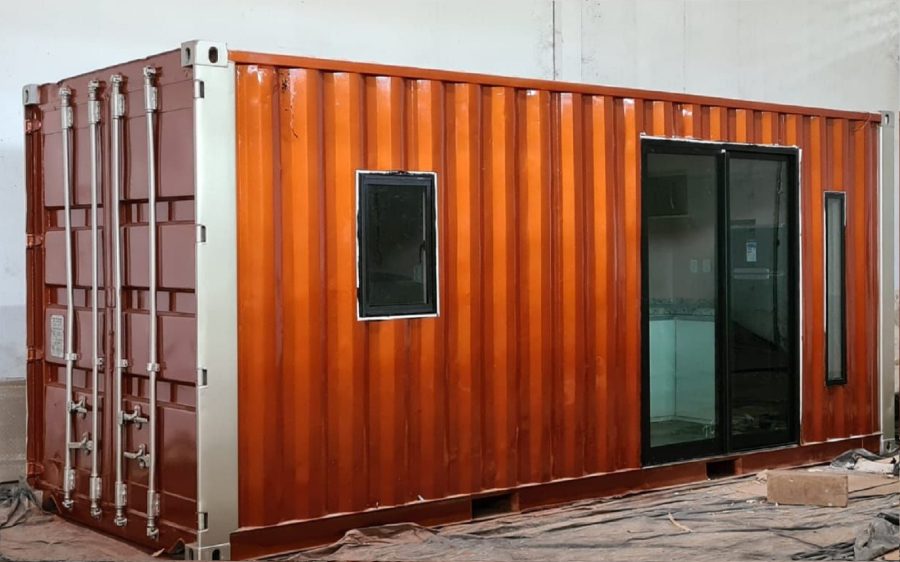 Projeto container Studio em container 20 pés completo quarto com armários, wc com revestimento em porcelanato e armário, cozinha completa, bancada em granito, cooktop, micro-ondas, geladeira e armários.